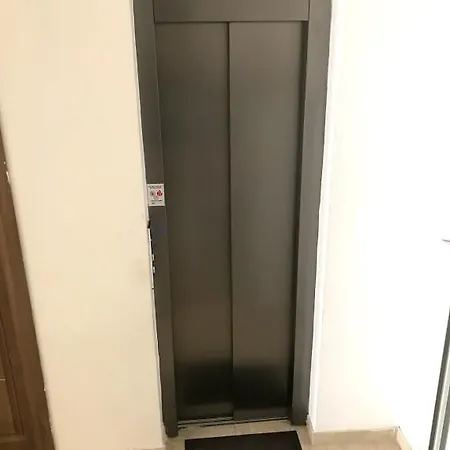 - 5 Mins From Airport Apartment Luqa