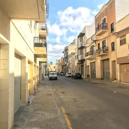 - 5 Mins From Airport Apartment