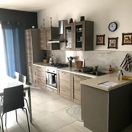 - 5 Mins From Airport Apartment *