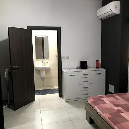 - 5 Mins From Airport
