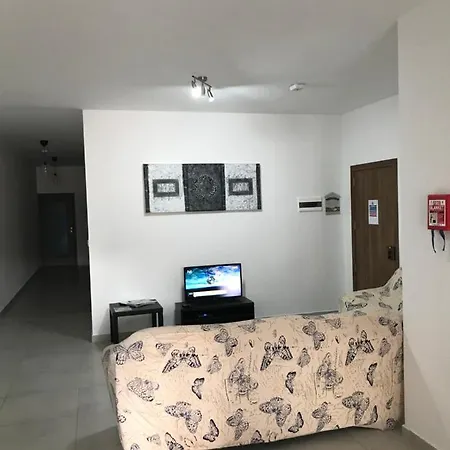- 5 Mins From Airport Apartment *