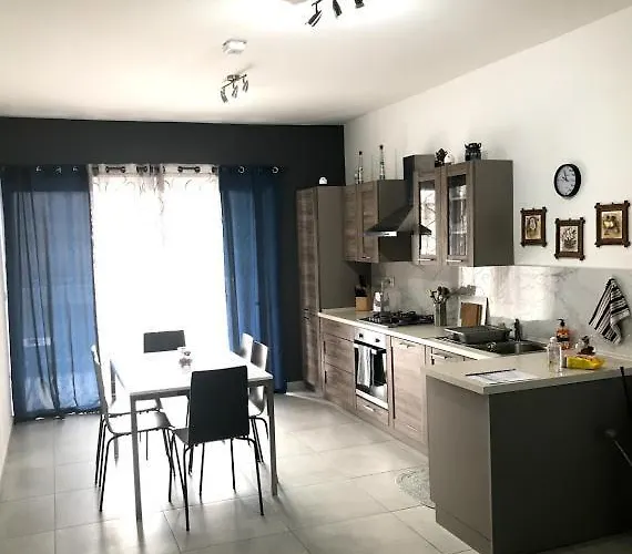 - 5 Mins From Airport *