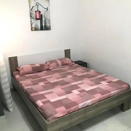 - 5 Mins From Airport *