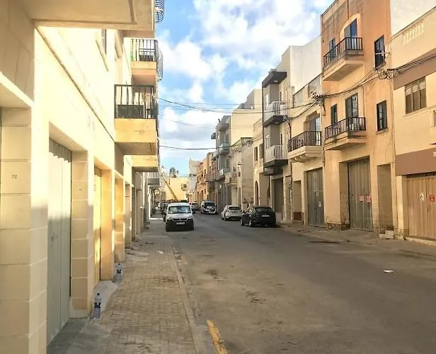 - 5 Mins From Airport Apartment