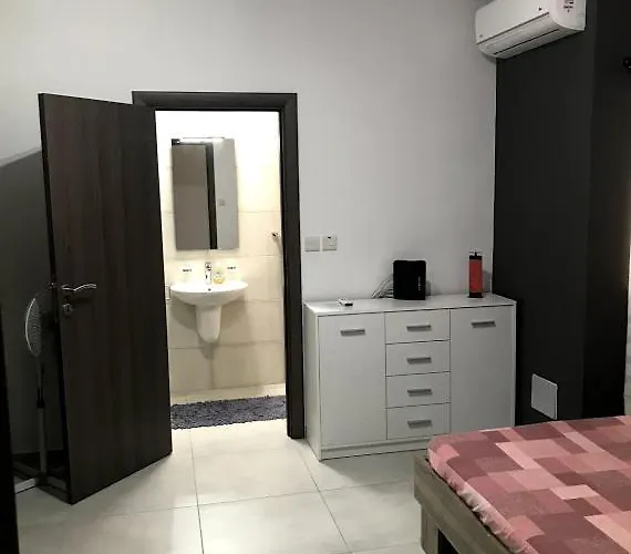 - 5 Mins From Airport